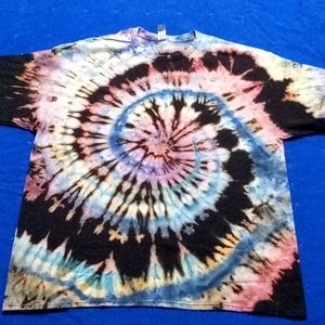 Reverse tie dye spiral
